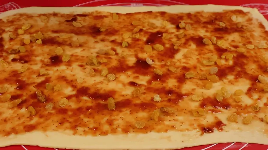 Посыпаем изюмом