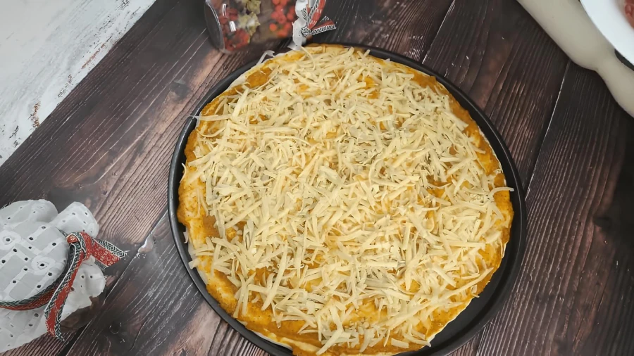 Наносим соус и посыпаем сыром