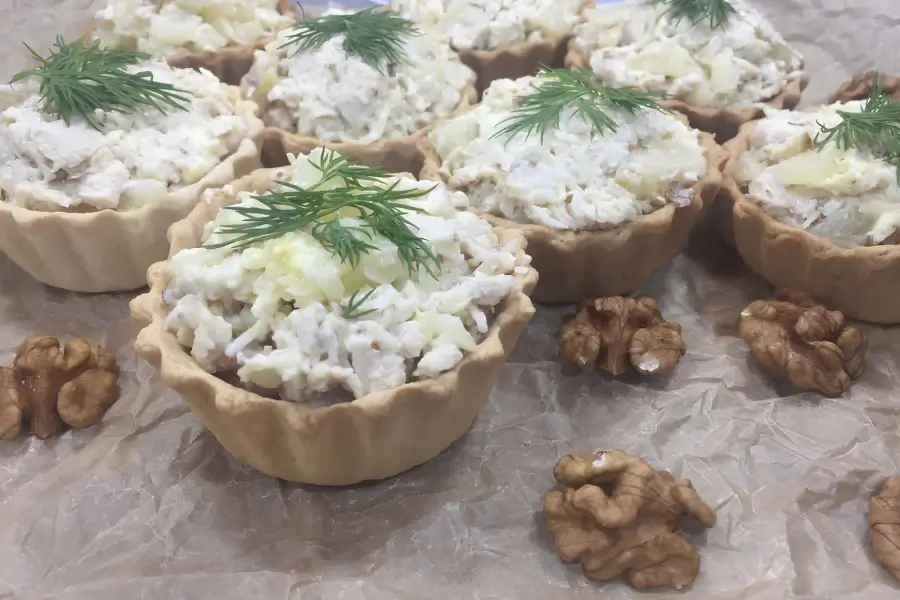 Тарталетки с курицей и ананасами