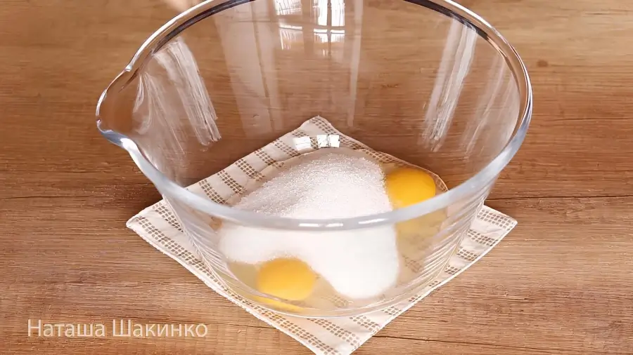 Взбивание яиц с сахаром