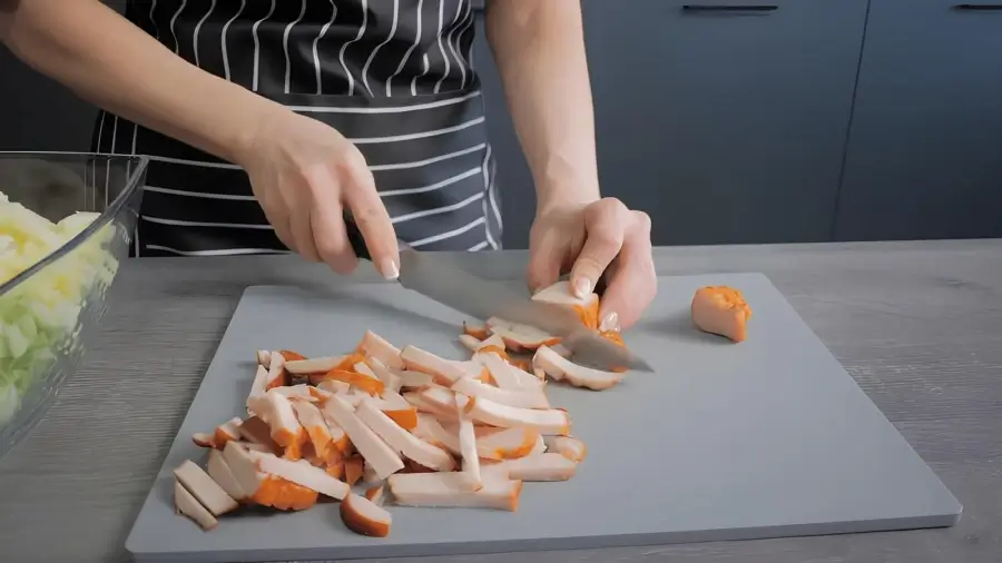 Нарезка и добавление курицы