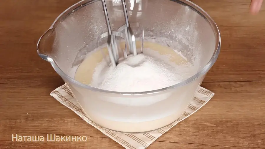 Добавление муки и разрыхлителя