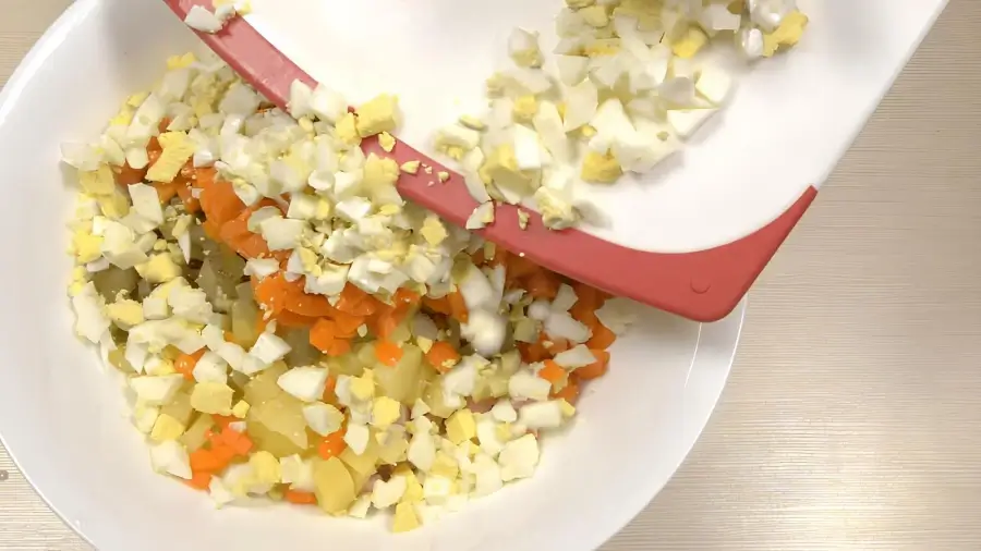 Нарезка картофеля, моркови и яиц