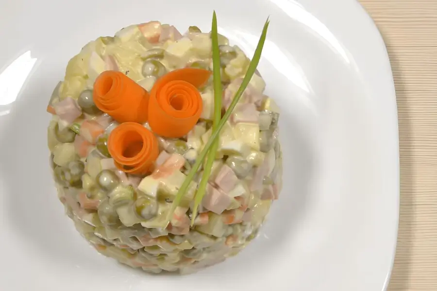 Салат оливье с колбасой и огурцами