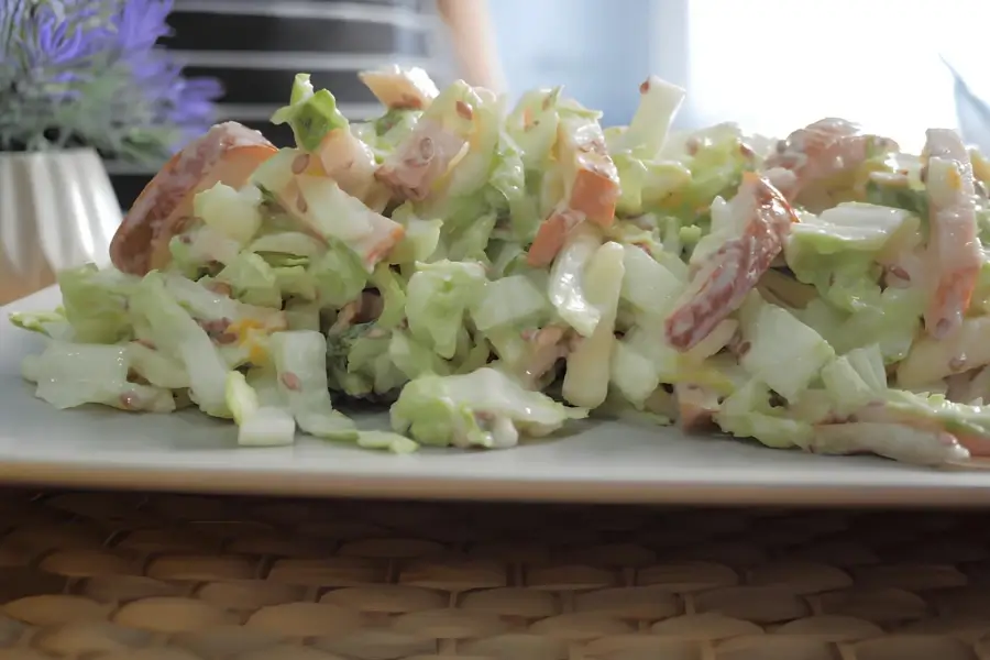 Салат с яблоками и курицей