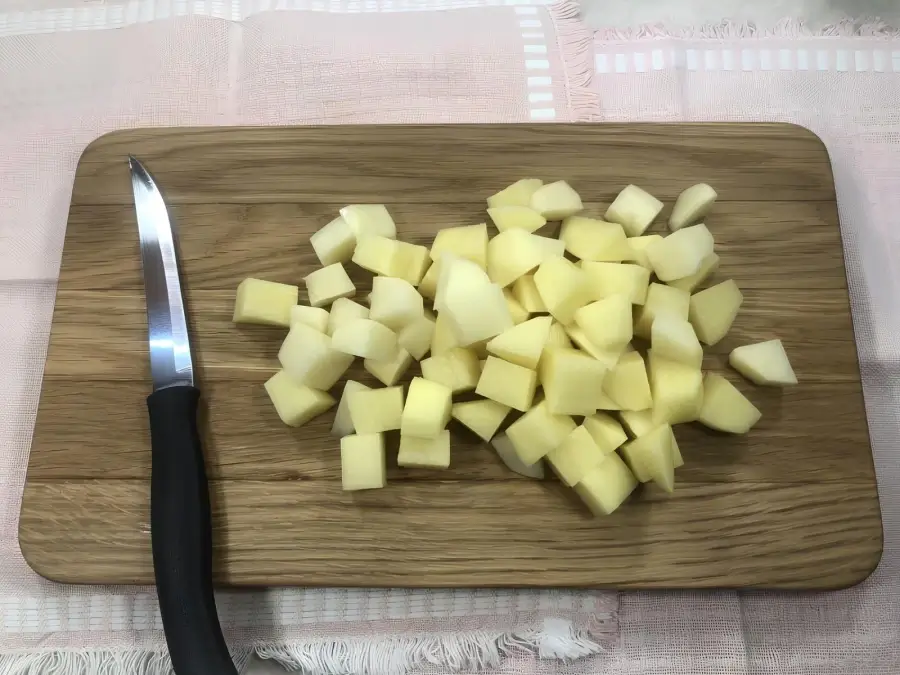 Подготовка и добавление картофеля