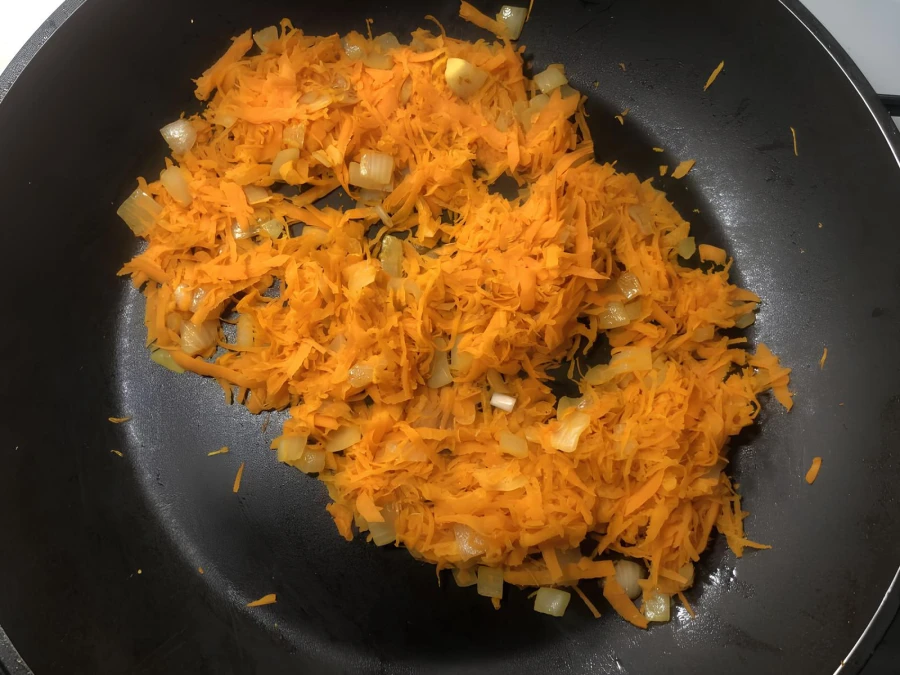 Добавление моркови и готовка зажарки