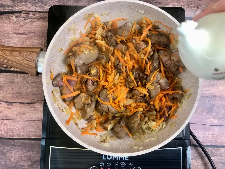 Добавление моркови и специй