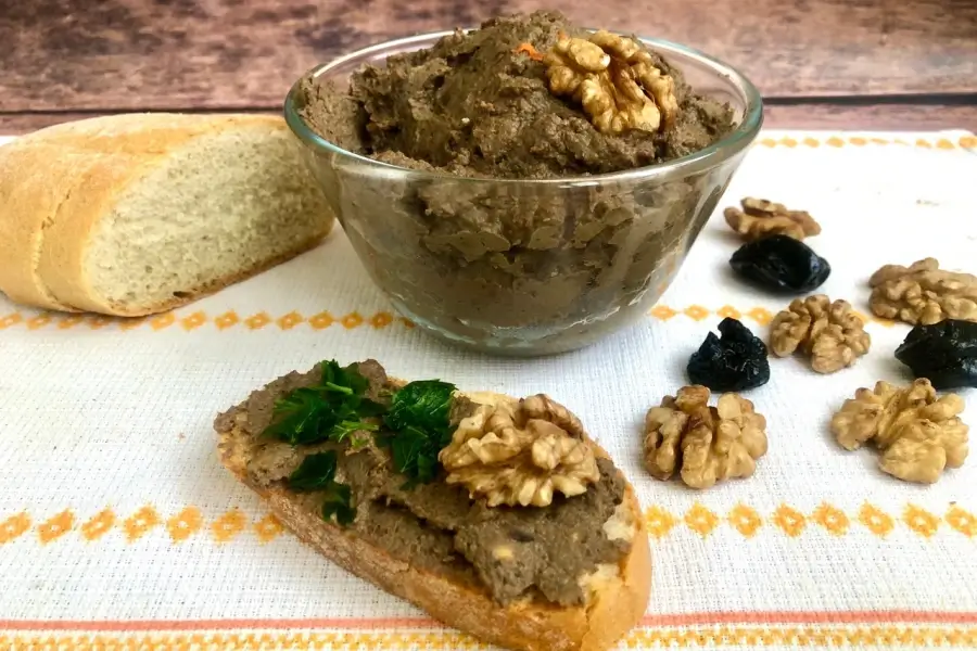 Паштет из куриной печени с грецкими орехами и черносливом