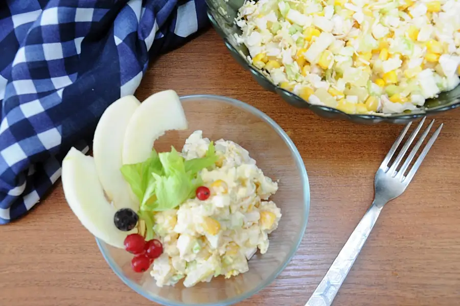 Салат из курицы с ананасом и сельдереем