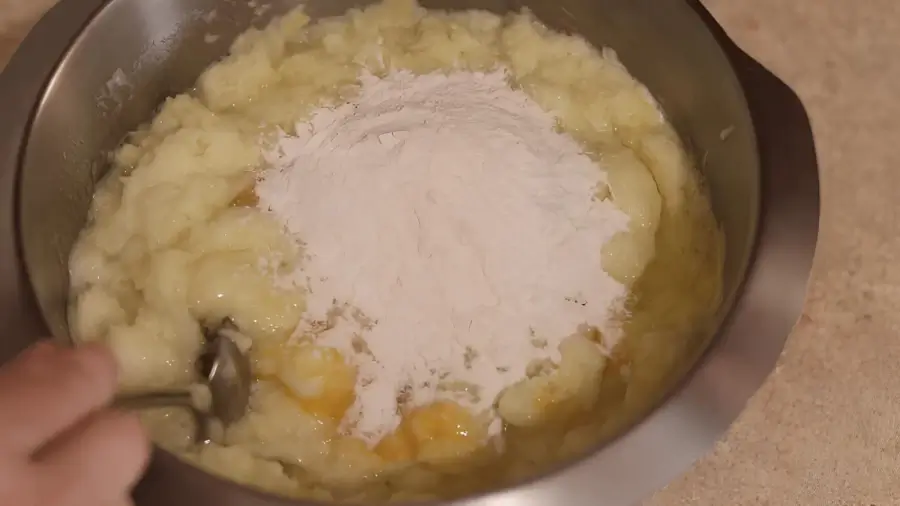 Добавление муки и соли