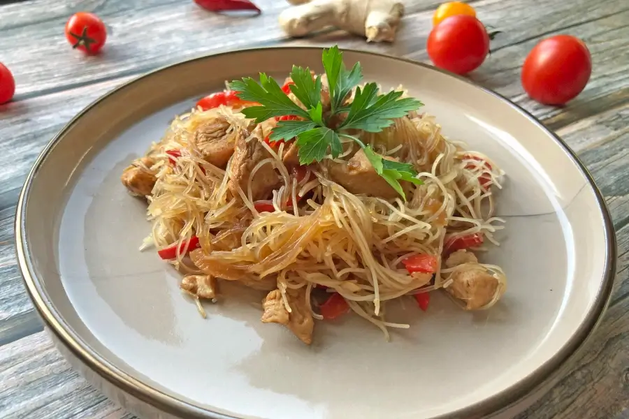 Острая фунчоза с курицей и имбирём