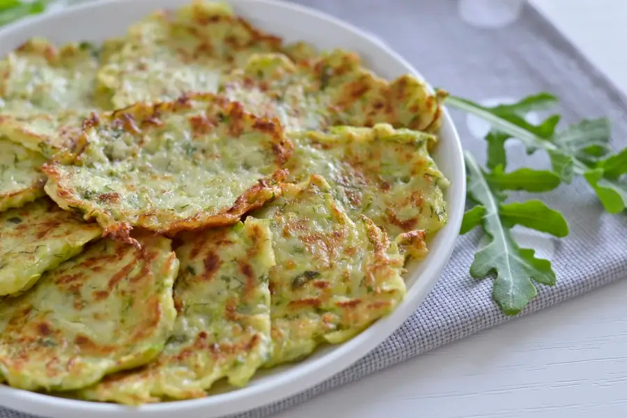 Кабачковые оладьи с чесноком и свежей зеленью