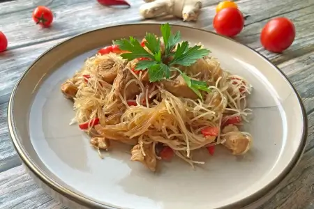 Острая фунчоза с курицей и имбирём
