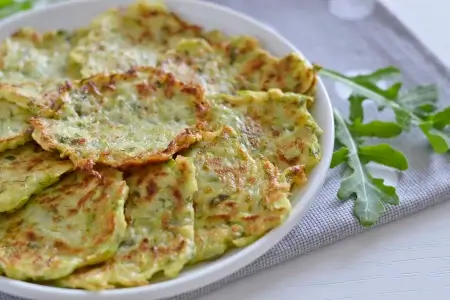 Кабачковые оладьи с чесноком и свежей зеленью