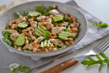 Фасолевый салат с куриным филе