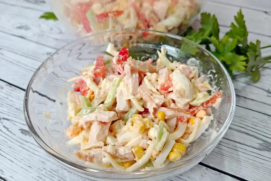 Салат «Киевский» с копчёной курицей и кукурузой