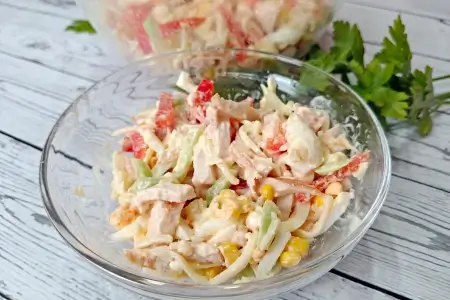Салат «Киевский» с копчёной курицей и кукурузой