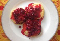 Сырники с вареньем из брусники и розмарина