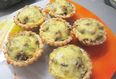 Жюльен с курицей и грибами в тарталетках