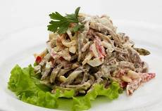 Салат с языком и сухариками