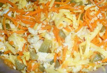 Легкий салат из корейской моркови и куриного филе