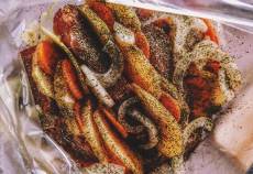 Сытная гармошка из свинины с овощами
