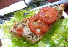 Курица с чесноком, базиликом и томатами