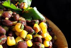 Салат из кукурузы и черной фасоли