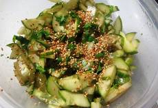 Салат из огурцов с кунжутом