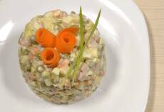 Салат оливье с колбасой и огурцами
