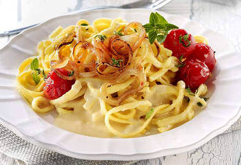 Спагетти с сыром и томатами черри