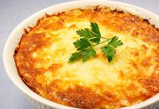 Запеканка с картофелем, сыром и солеными огурцами
