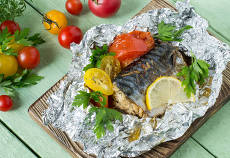 Скумбрия с овощами и шпинатом