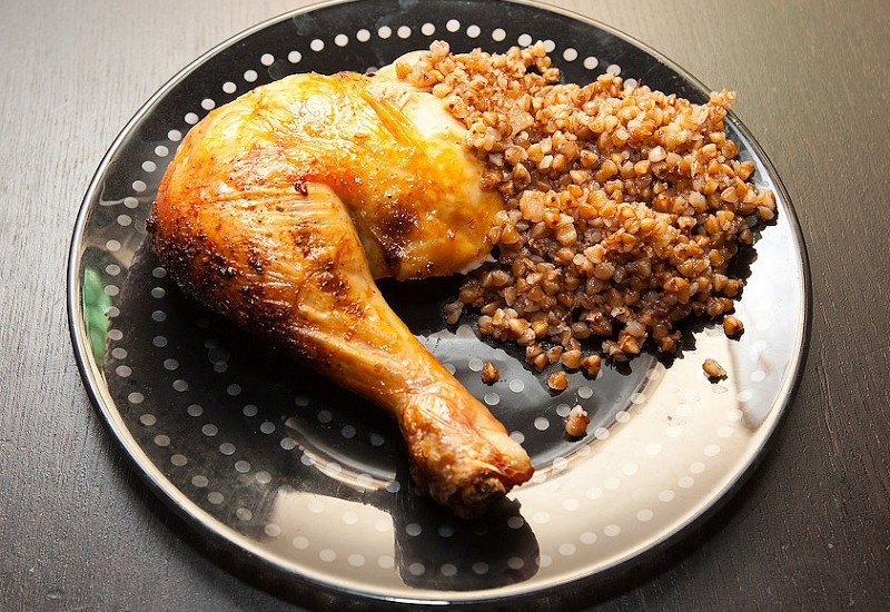 Рис с гречкой и курицей в духовке