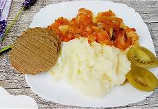 Тушёный хек с овощами
