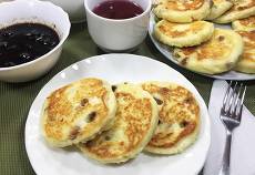 Сырники с манкой и изюмом