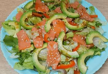 Салат с красной рыбой и авокадо