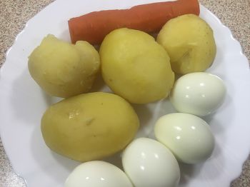 Оливье с колбасой фото 3 шага рецепта