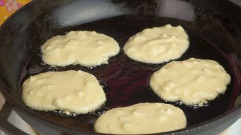 Оладьи с яблоками на кефире фото 7 шага рецепта