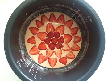 Пирог с клубникой в мультиварке фото 4 шага рецепта