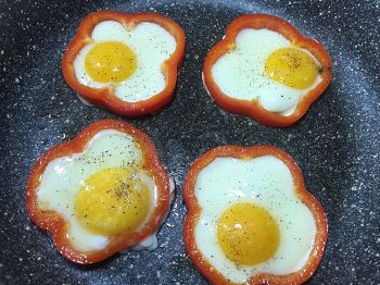 Яичница в перце фото 3 шага рецепта