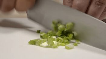 Салат оливье с колбасой и огурцами фото 3 шага рецепта