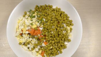 Салат оливье с колбасой и огурцами фото 4 шага рецепта