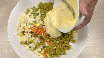 Салат оливье с колбасой и огурцами фото 5 шага рецепта