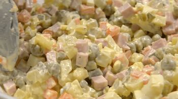 Салат оливье с колбасой и огурцами фото 6 шага рецепта