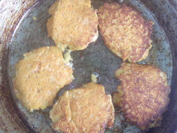 Морковные оладушки фото 3 шага рецепта