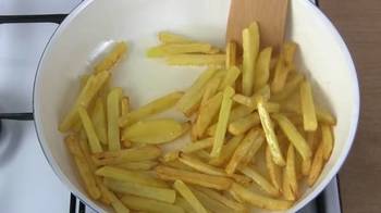 Картофель фри на сковороде фото 5 шага рецепта