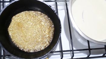 Блины на молоке и кефире с дырочками фото 7 шага рецепта