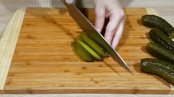 Салат из индейки с маринованным огурцом фото 2 шага рецепта